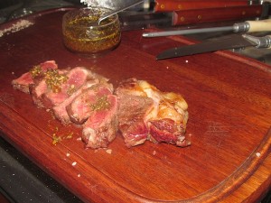 Bife de chorizo ao molho chimichurri