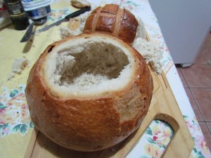 O mais trabalhoso é cortar o pão e retirar o miolo com os dedos, o resto é tranquilo