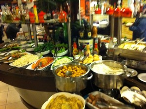 Buffet de saladas, sushis, sashimis, ostras e demais quitutes