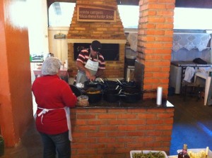 Buffet com os pratos típicos no fogão à lenha