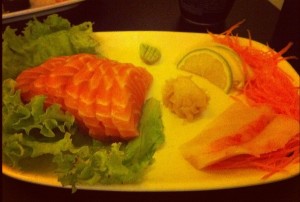 Sashismi de Bacon / Haddock - é o peixe da direita, foto precária feita pelo iPhone