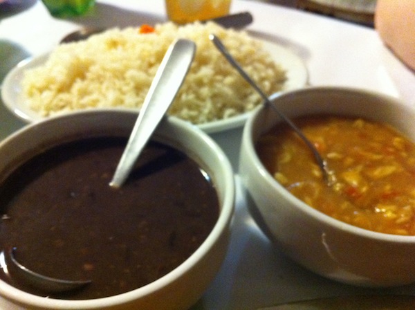 Acompanhamentos: arroz, feijão e pirão de caldo de peixe