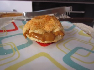 Pão de queijo com recheio de doce de leite