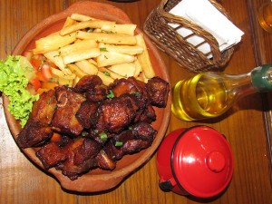 Costelinha suína e aipim frito