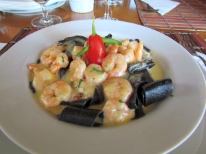 Pappardelle Nero di Sépia ao molho de Camarão, Nata e Pimenta Rosa