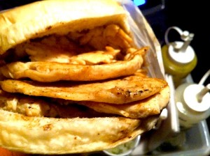 O recheio, seja frango ou hamburguer, é muito saboroso e bem servido.
