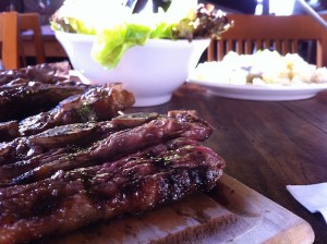 Asado de tiras com mix de folhas e maionese