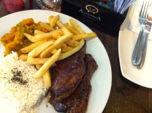 Prato principal: picanha grelhada, arroz, fritas e quibebe