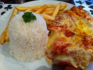 Prato principal: Frango a Parmegiana, arroz e fritas