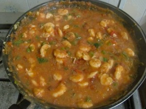 Camarões refogados e com molho de tomates pelados