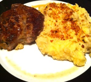 Rib Eye, bife ancho grelhado. Acompanhado por mashed potatoes.
