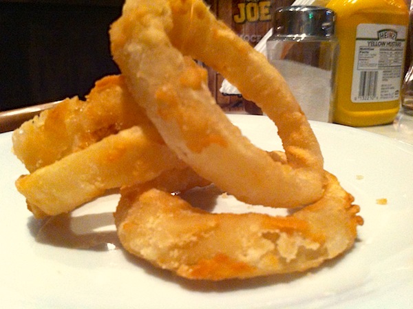 Onion Rings, cebolas empanadas fritas.