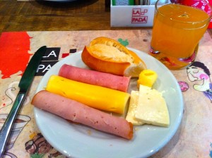 Pães e frios sempre fresquinhos