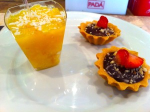 Doces deliciosos como este quindin de colher e tartelete de chocolate