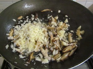 Fritando o shitake e misturando o queijo