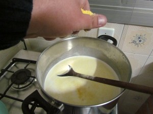 Fazendo a polenta. Mexa sempre.