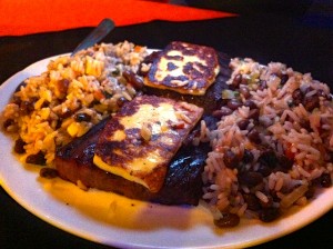 Carne de sol, queijo coalho e baião de dois