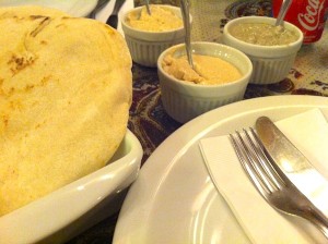Entrada: pão sírio e hommus