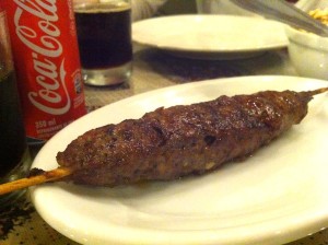 Kafta ou cafta. Carne moída no espeto.