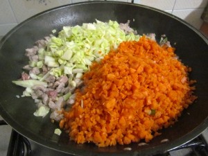 Carne suína, repolho e cenoura