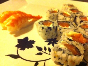 Uramaki sushi filadélfia e nigirizushi de camarão
