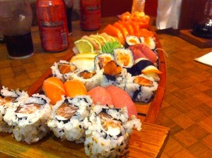 Sushis, sashimis e nigirisuzhis variados
