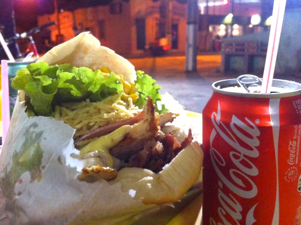 Lanche típico gaúcho, xis é gigante cheio de sabor. Prove receitas