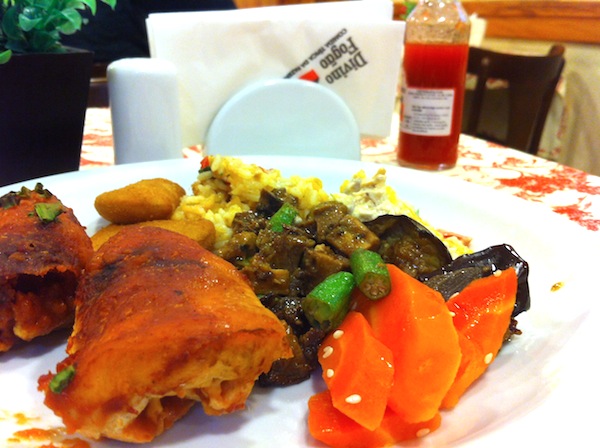 Frango à Ouro Preto, frango com quiabo e salpicão de frango Frango à Ouro Preto, frango com quiabo e salpicão de frango