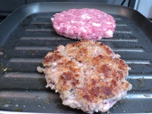 Grelhando os hamburgueres de costela suína