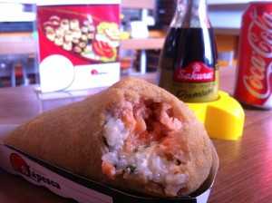 Temahot: temaki de salmão, cream cheese e cebolinha empanado