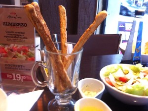 Couvert: Palitos de Queso com duo de molhos tártaro e mostarda