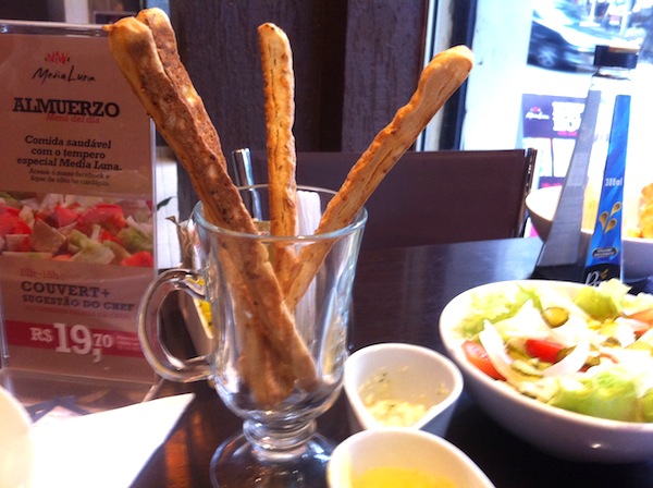 Couvert: Palitos de Queso com duo de molhos tártaro e mostarda Couvert: Palitos de Queso com duo de molhos tártaro e mostarda