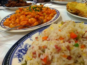 Yakimeshi e camarão ensopado