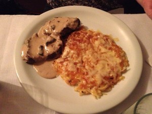Filé Mignon ao molho de Funghi Porcini acompanhado de uma batata rösti