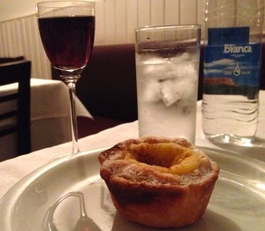 Pastel de nata e vinho do Porto de sobremesa