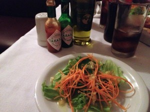 Salada de cenoura e alface com molho delicioso de alho