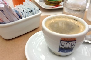A sobremesa foi acompanhada de um cafezinho, cortesia da casa.