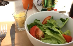 Salada verde, tomates frescos e folhas de basílico