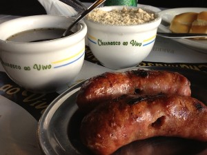 Linguicinha com chimichurri e farofa, de entrada