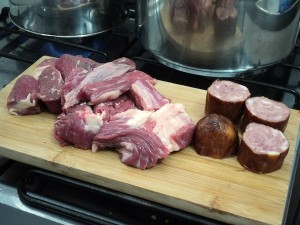 Frite as carnes cortadas em pedaços grandes