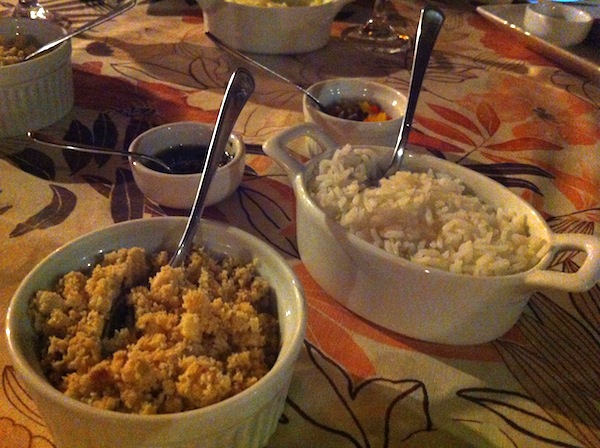 Acompanhamentos: arroz, purê de aipim, farofa e molhos