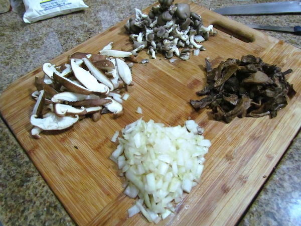 Corte os cogumelos em tiras e a cebola bem picada