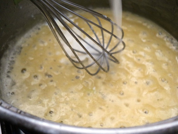 Fazendo o molho bechamel Fazendo o molho bechamel