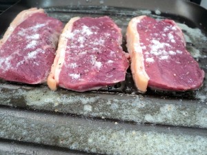 Grelha bem quente e carne na temperatura ambiente: esse é o segredo