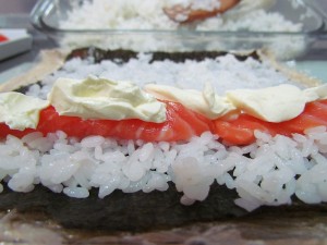 Enrolando o sushi