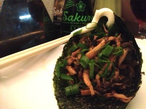 Temaki vegetariano: shimeji, cebolinha e queijo cremoso