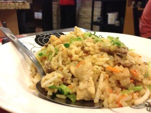 Yakimeshi de carne e frango