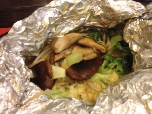 Shitake Mushi: cogumelos e legumes numa folha de alumínio