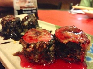 Sushi doce e frito de morango, goiabada e creamchease