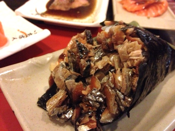 Temaki skin: cone de nori recheada com arroz e pele de salmão frita com molho tarê